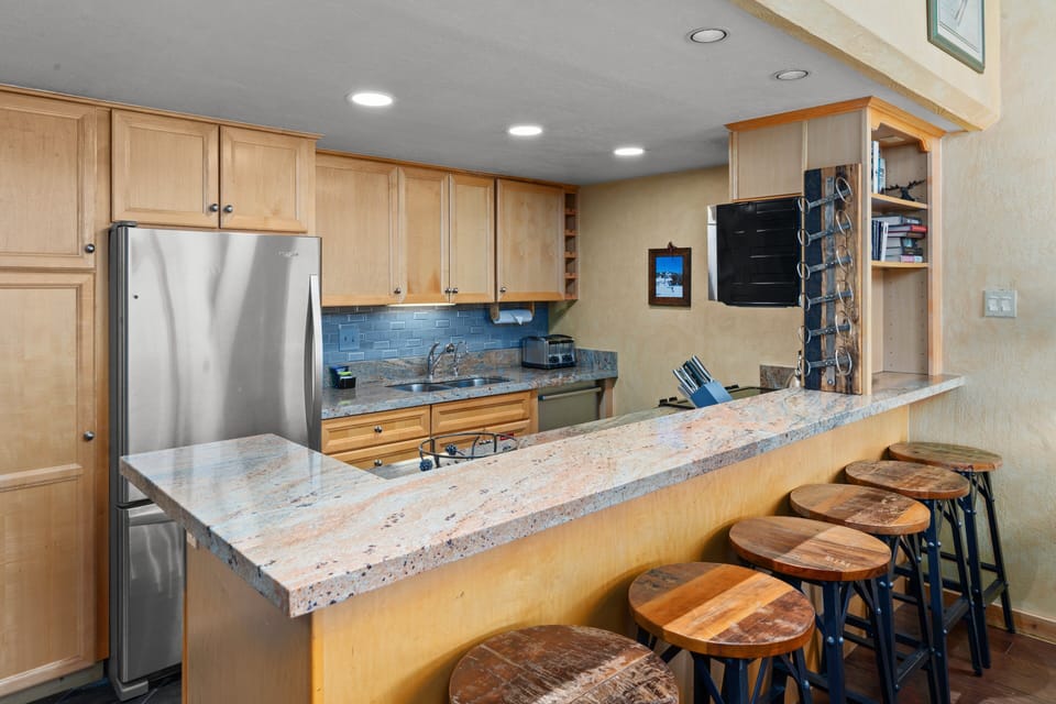 Kitchen Bar seating for 6 people