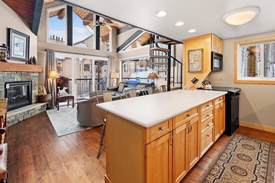Kitchen Bar seating for 4 people