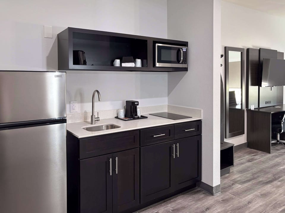 Coffee/tea maker, mini-fridge, microwave, stovetop