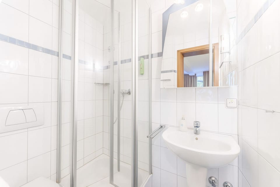 Basic Double Room | Bathroom | Hair dryer, towels, soap, shampoo