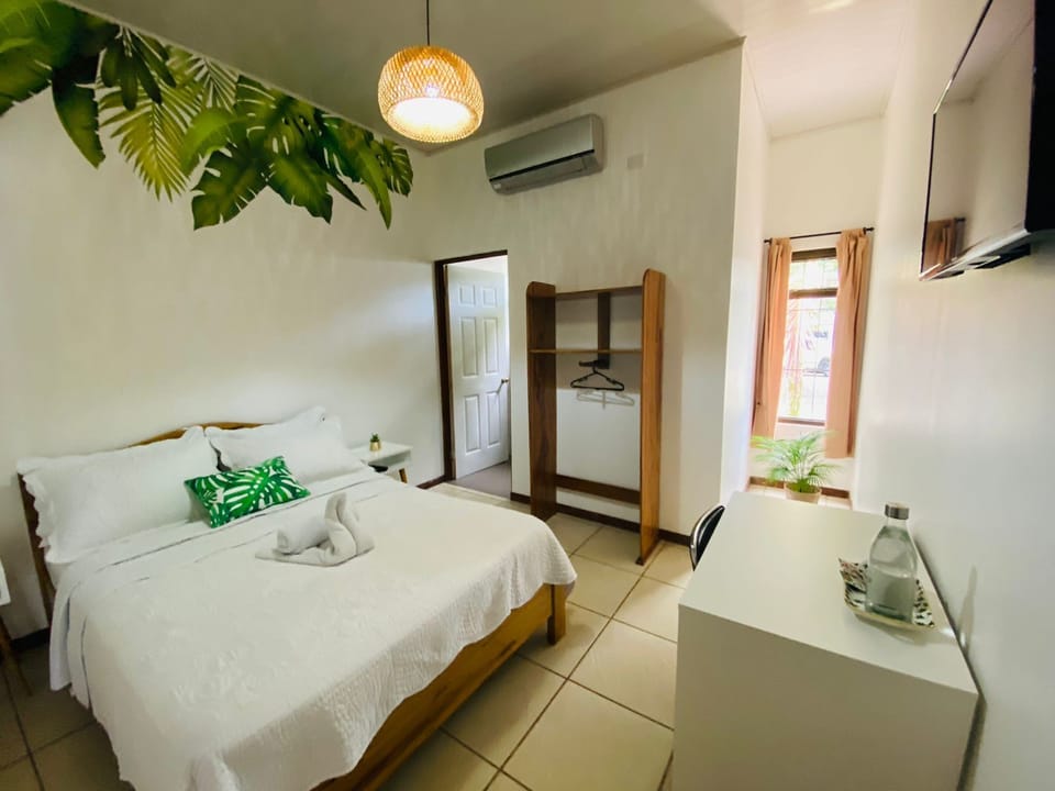 Double Room, 1 Queen Bed, Non Smoking, Pets Allowed | Desk, free WiFi