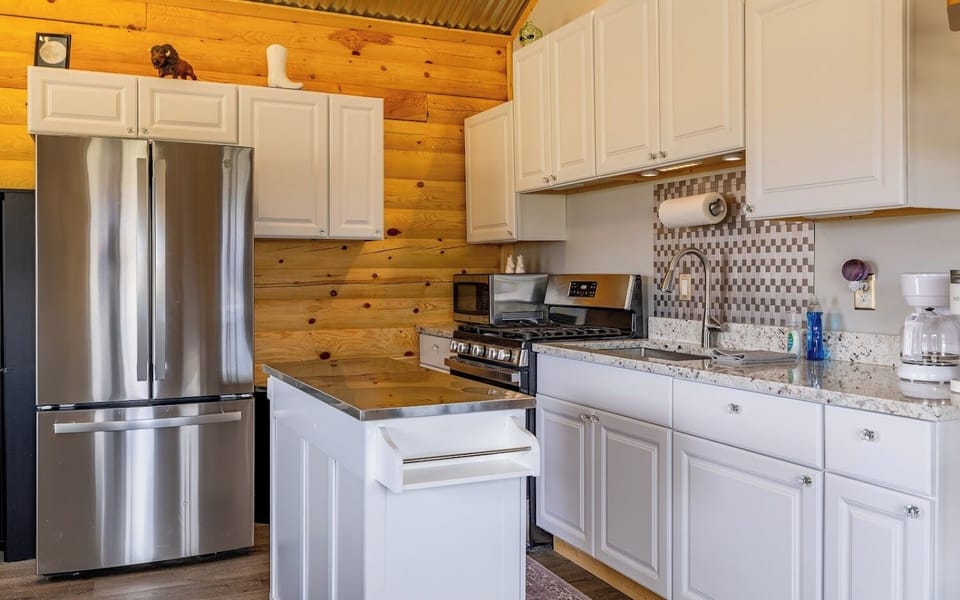 Full size kitchen in Big Bear Cabin