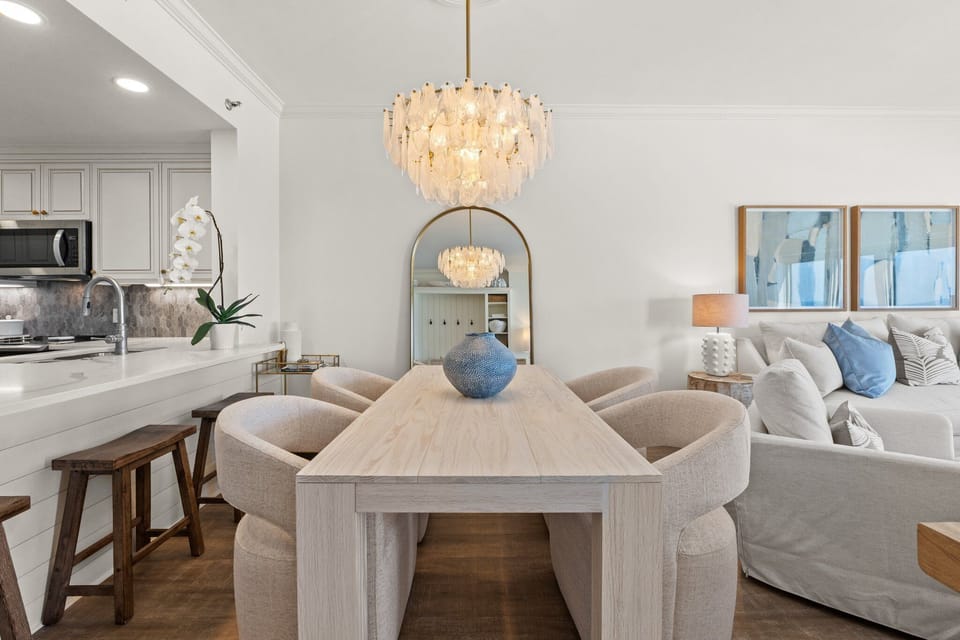The dining area with 4 seats and 3 additional spots at the kitchen counter offers plenty of space for meals and gatherings! 🍽️✨