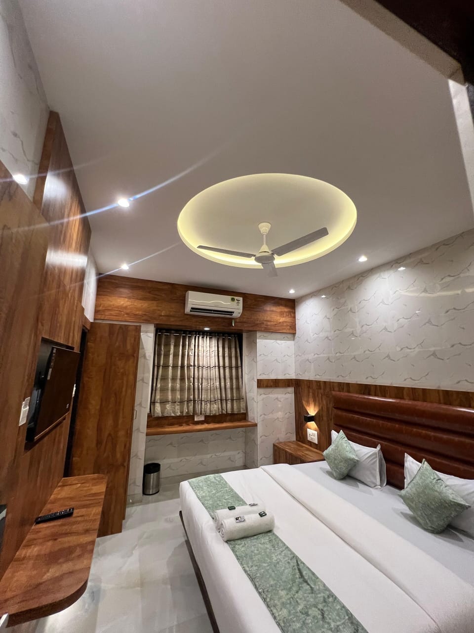 Deluxe Room, City View | Desk, free WiFi