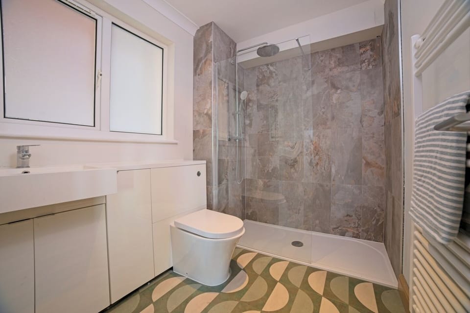 Inspired by the fossil and geological heritage of the island, the en-suite wc