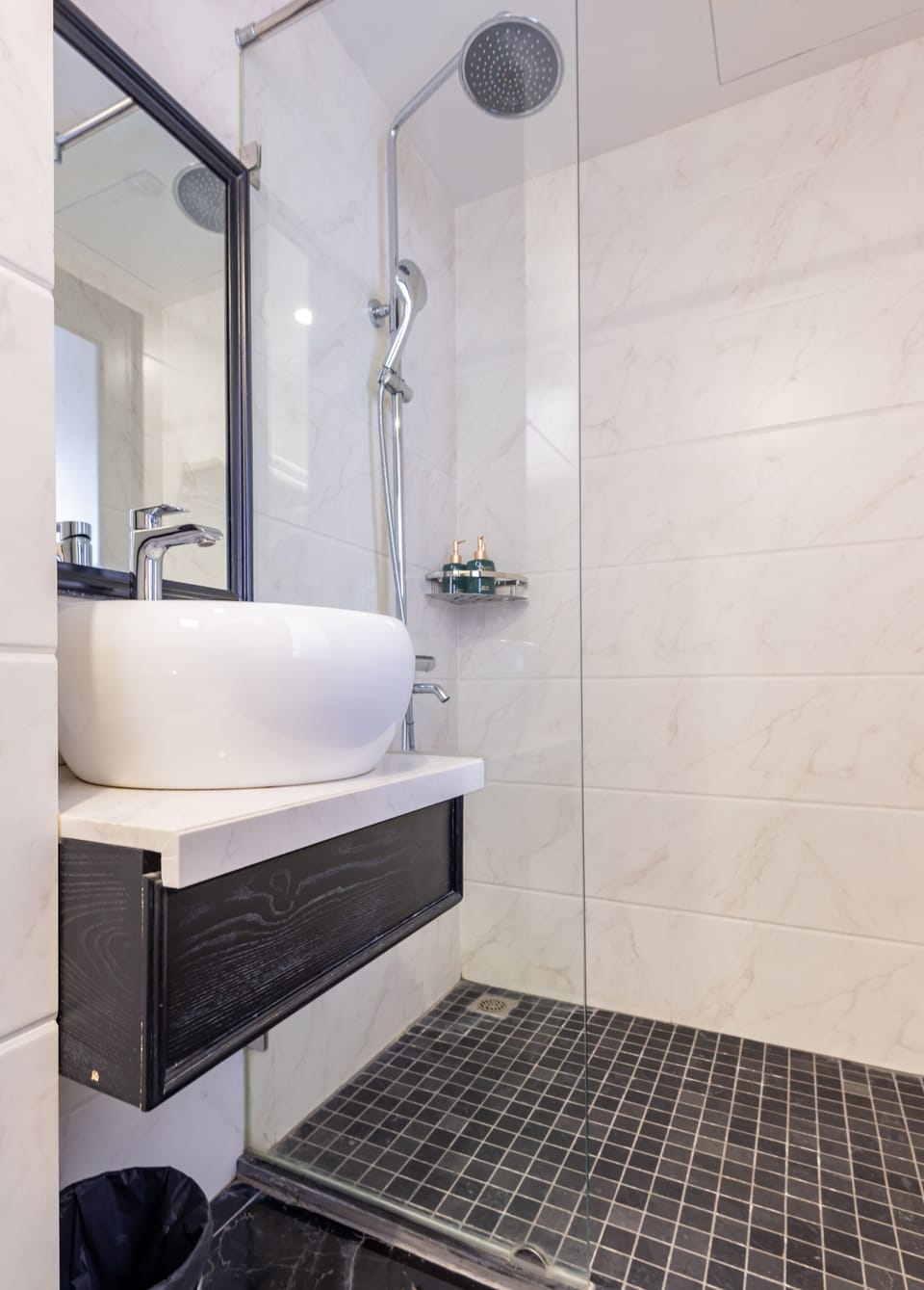 Junior Suite With City View | Bathroom | Shower, eco-friendly toiletries, hair dryer, bidet