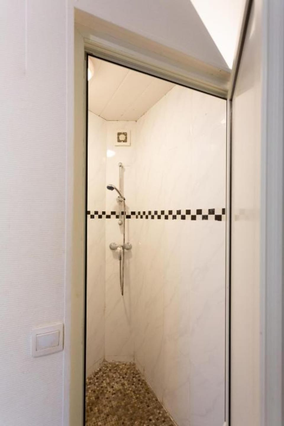 Basic Double Room | Bathroom
