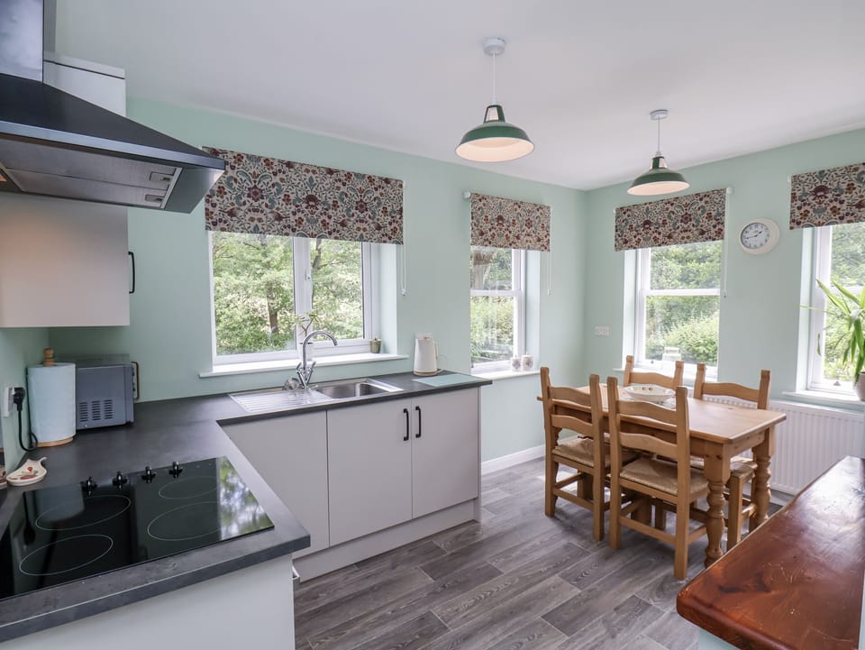 Cottage | Private kitchen | Fridge, microwave, cookware/dishes/utensils