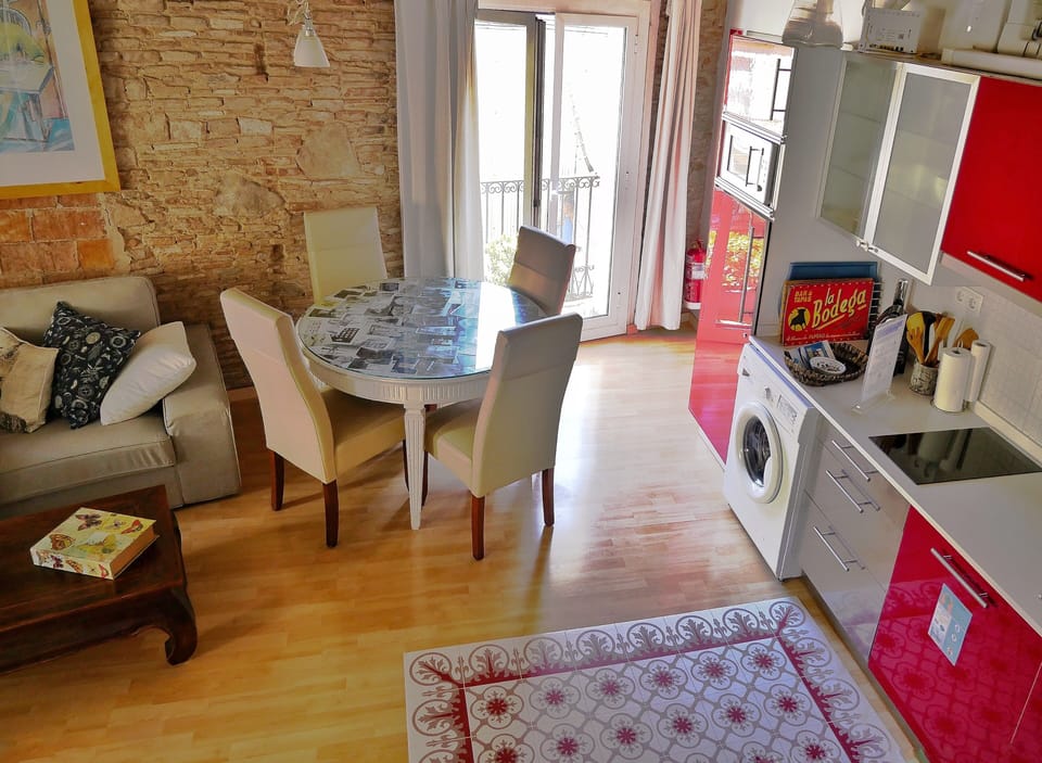Apartment (0 Bedroom) | Living area | 35-inch TV with cable channels