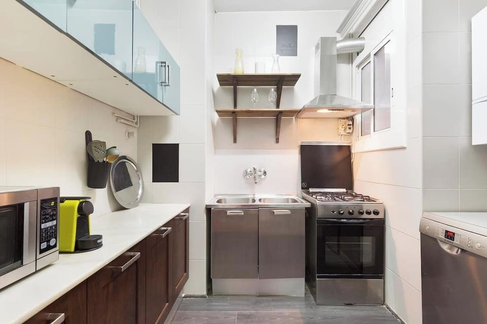 Apartment (3 Bedrooms) | Private kitchen | Microwave, oven, dishwasher, coffee/tea maker