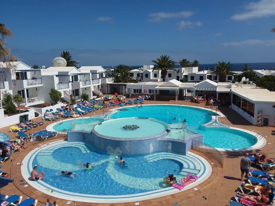 4 outdoor pools, sun loungers