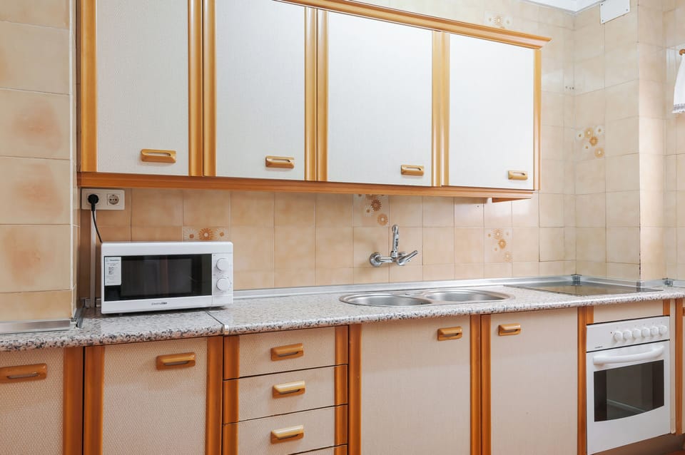 Apartment (3 Bedrooms) | Private kitchen | Microwave, oven, electric kettle, cookware/dishes/utensils