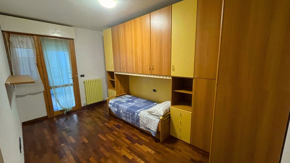 Iron/ironing board, WiFi (free)