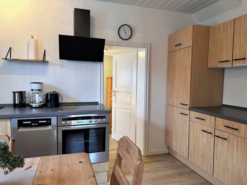 Küchenzeile mit viel Platz zum Kochen. Blick in das zweite Schlafzimmer mit zwei Einzelbetten.