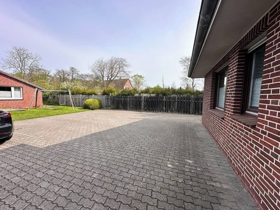 Eigener Parkplatz neben dem Haus.