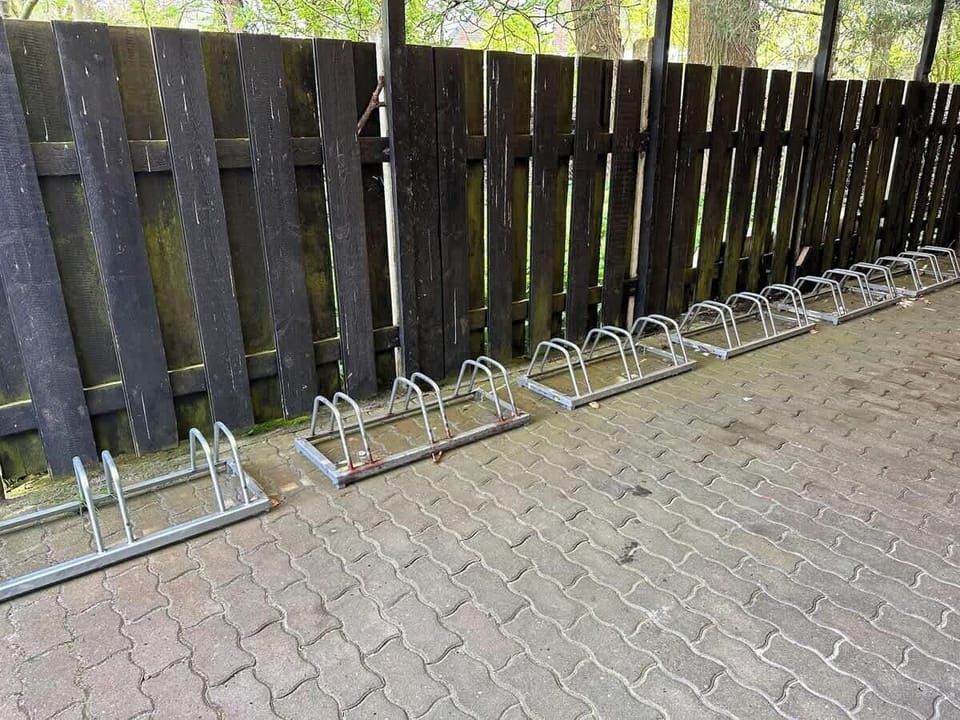 Fahrradständer hinter dem Haus. 