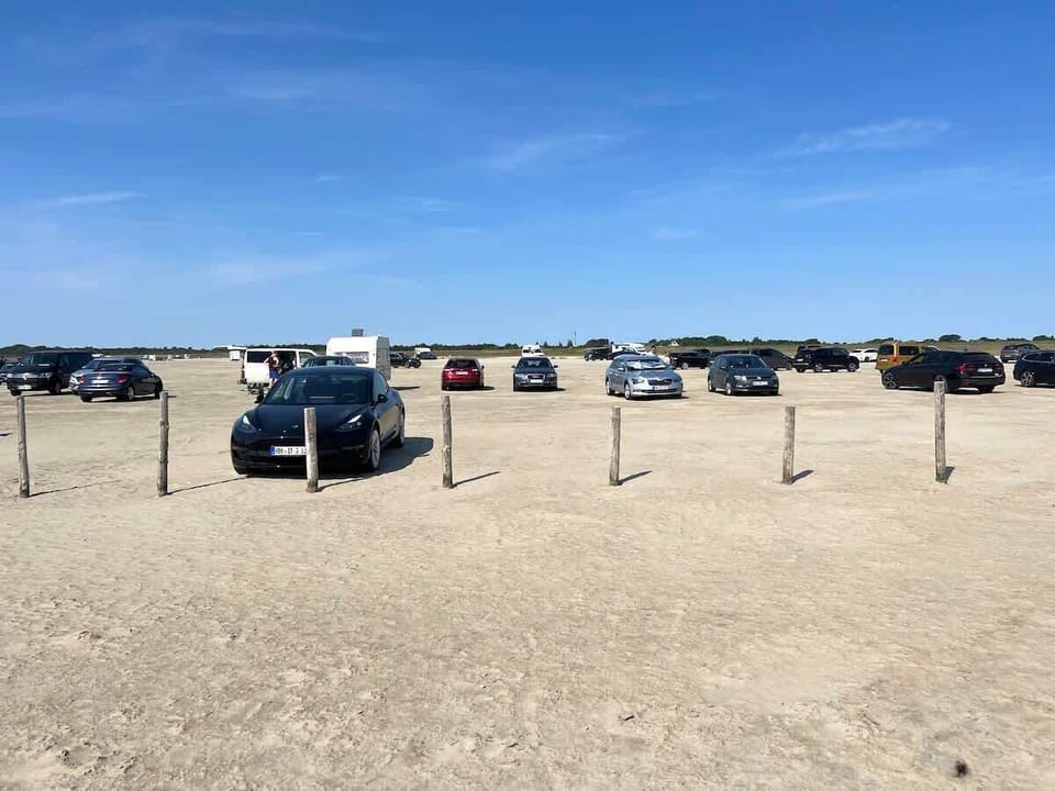 Fahre mit deinem Auto direkt auf den Böhler Strand. In 3 Minuten bist du am Meer. 