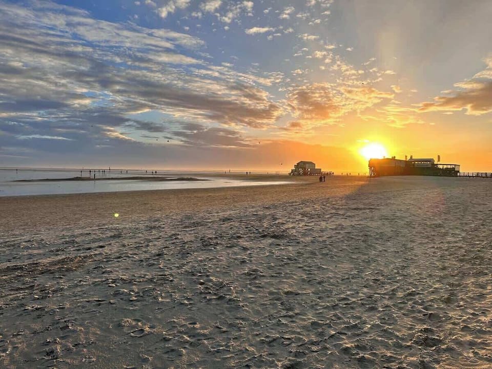 Geniesse traumhafte Sonnenuntergänge am Strand. 