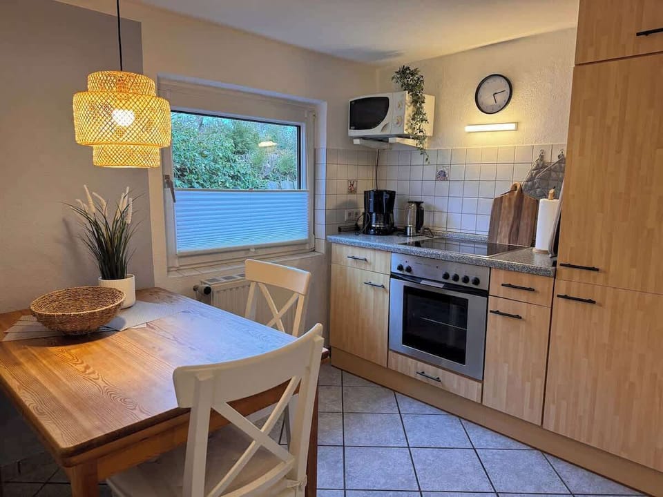 Gemütliche Küche mit Sitzecke. Geschirrspüler, Mikrowelle, Kühlschrank, Gefrierfach, Kaffeemaschine und viel Platz zum Kochen. 