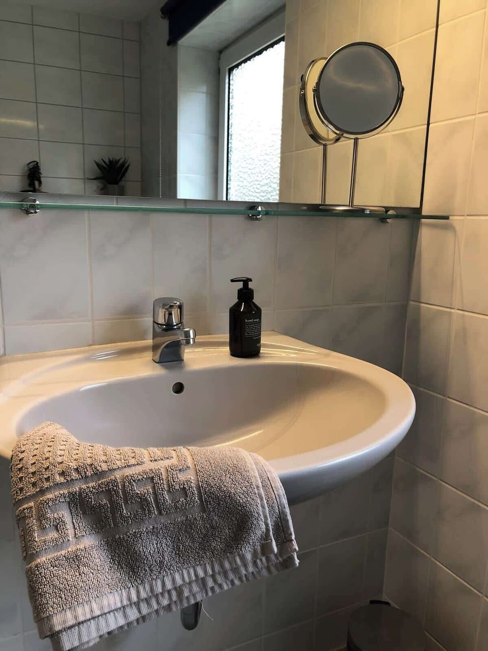 Waschbecken mit großem Spiegel