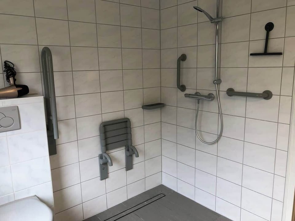 Barrierefreie Dusche mit adaptiver Ausstattung.