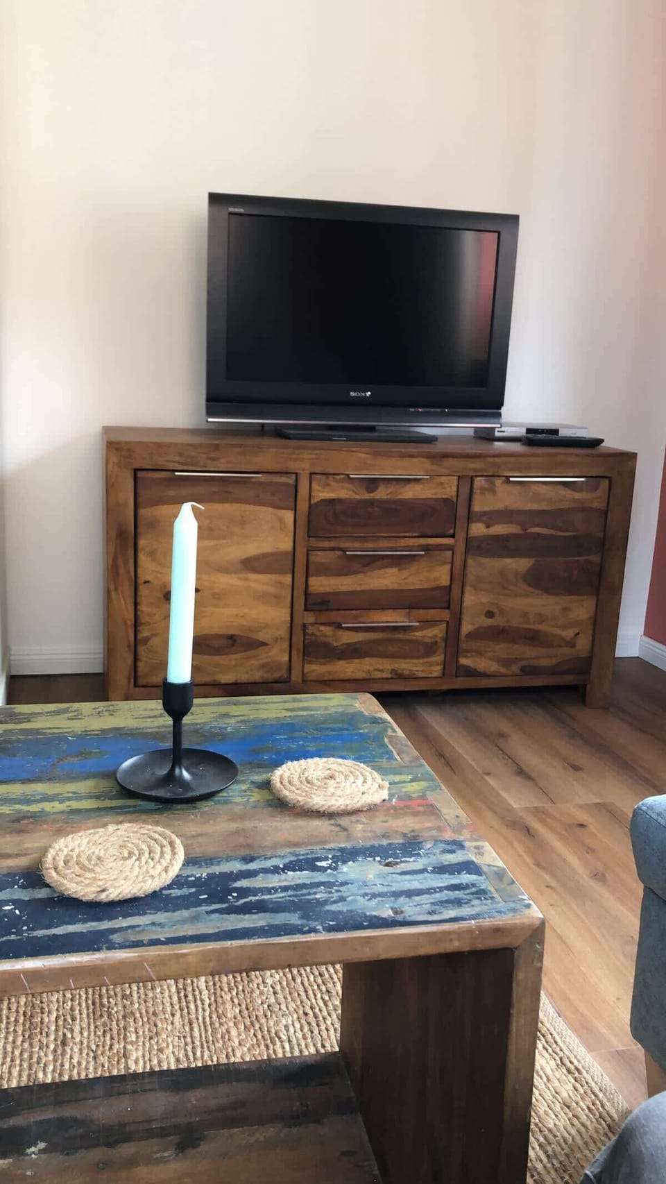 Fernseher. Blick vom Sofa.