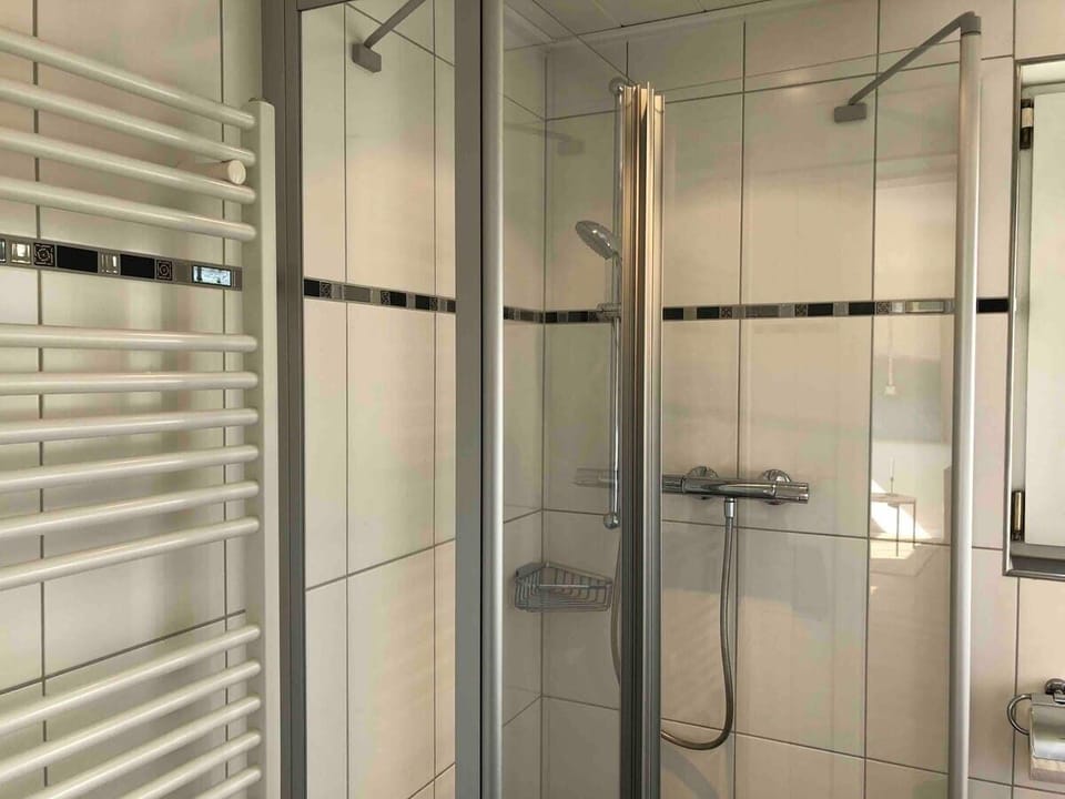 Dusche und Handtuchwärmer im Bad