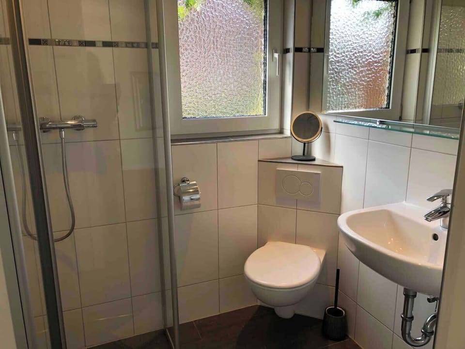 Badezimmer mit ebenerdiger Dusche