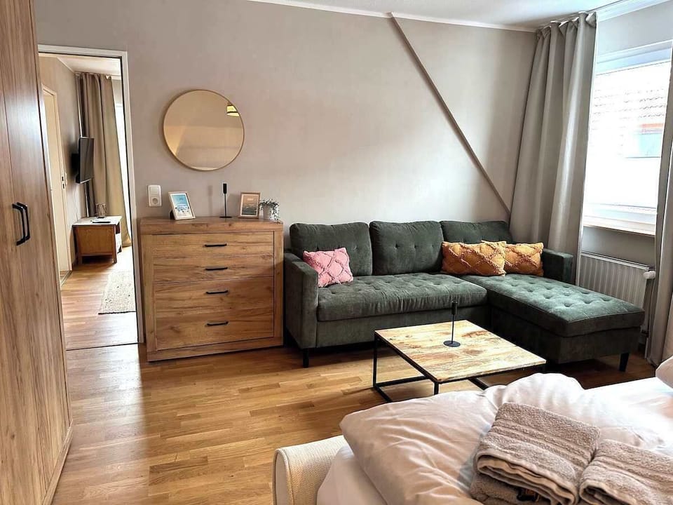Ecksofa im Schlafzimmer.