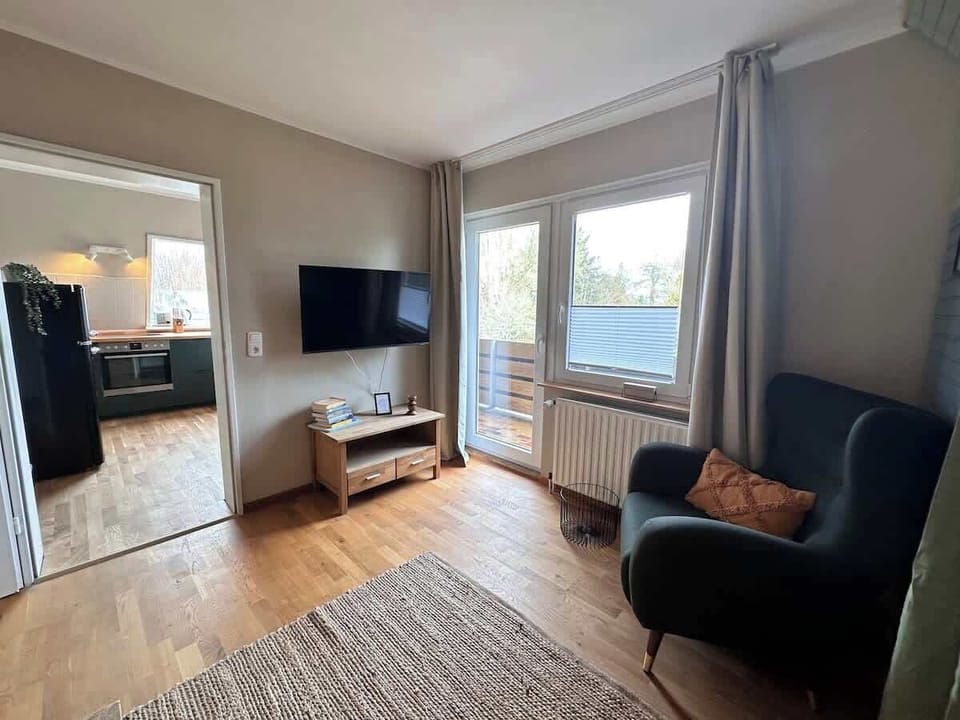 Smart TV und Zugang zur Terrasse.