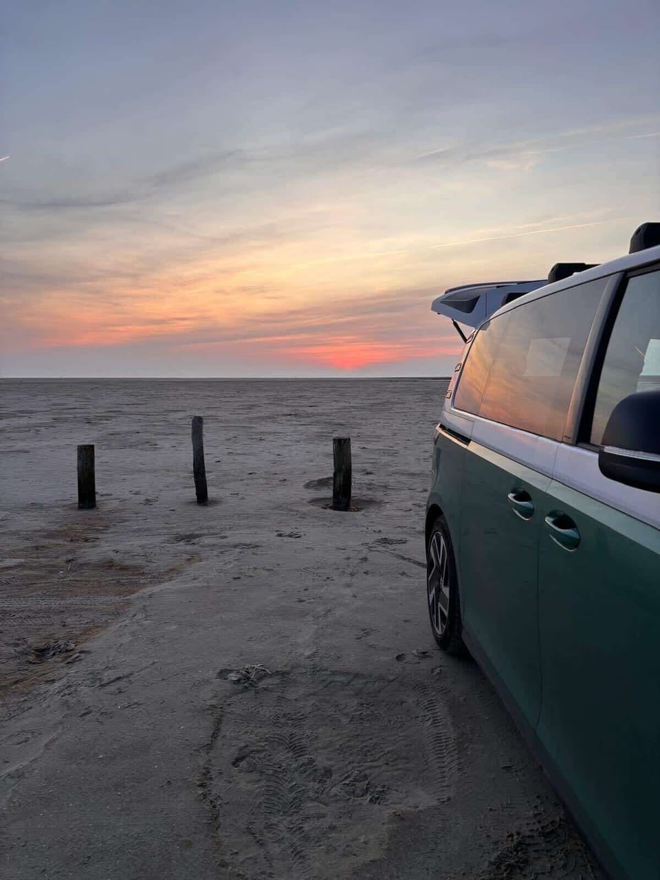 Fahre mit dem Auto direkt an den Strand und schaue den Sonnenuntergang an. Hier Parken am Böhler Strand. 