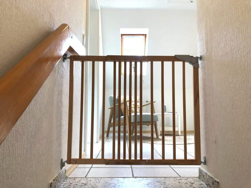 Die Treppe im Flur kannst du mit einem Babygitter sichern.