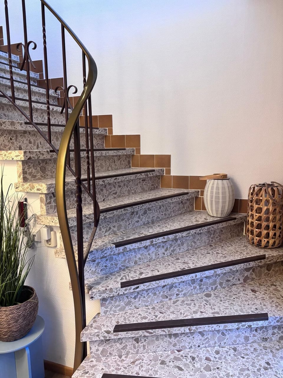 Flur mit Treppe ins OG. 