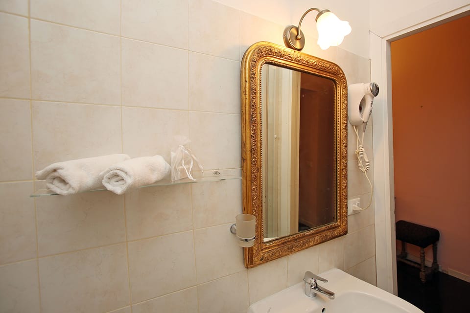 Double Room | Bathroom | Shower, free toiletries, hair dryer, towels