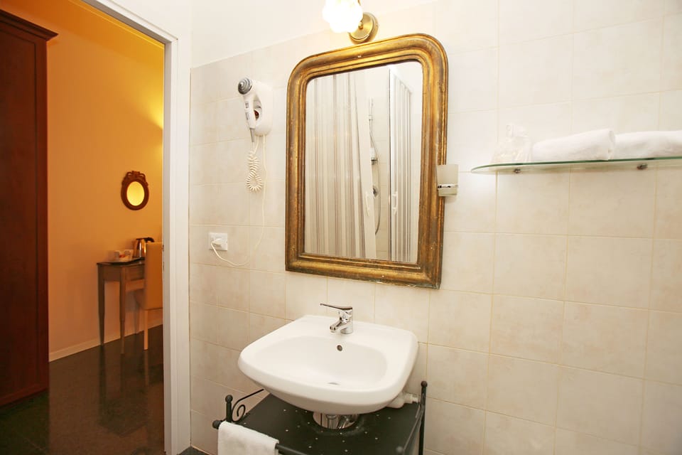 Double Room, Balcony | Bathroom sink
