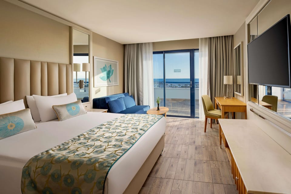Junior Suite | Free minibar, in-room safe, desk, laptop workspace