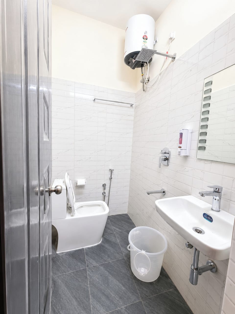 Deluxe Double Room | Bathroom | Shower, free toiletries, slippers, soap