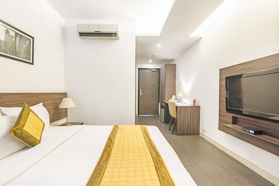 Deluxe Room | Egyptian cotton sheets, premium bedding, memory foam beds, minibar