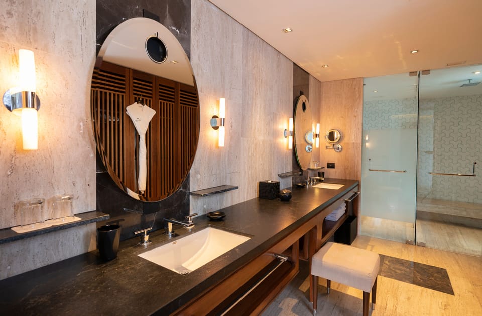 Suite Urban (Downtown House) | Bathroom | Shower, rainfall showerhead, free toiletries, hair dryer