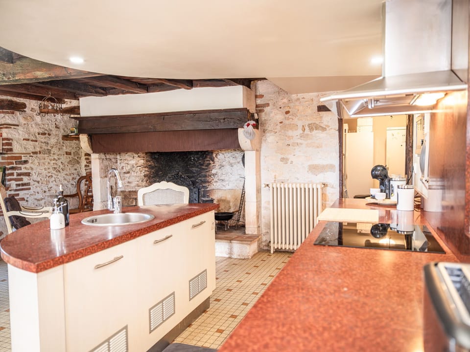 Fully equipped kitchen - Citrus press - Toaster - Dolce Gusto coffee maker - Electric kettle - High chair + child's set - Dishwasher.