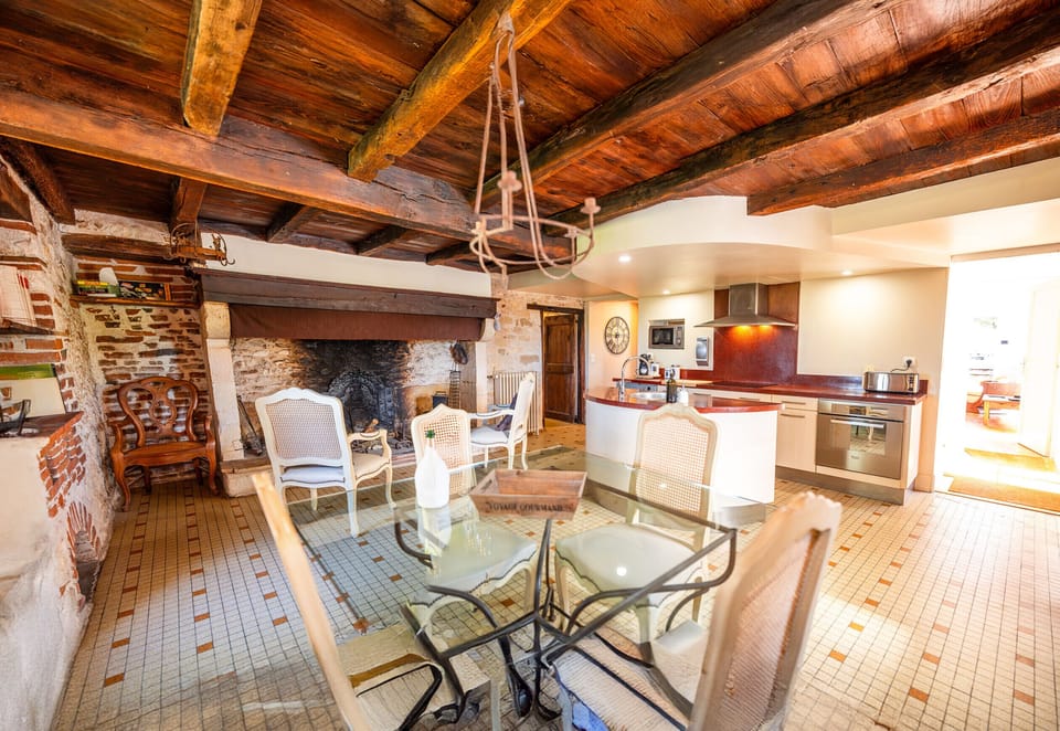 Fully equipped kitchen - Citrus press - Toaster - Dolce Gusto coffee maker - Electric kettle - High chair + child's set - Dishwasher.