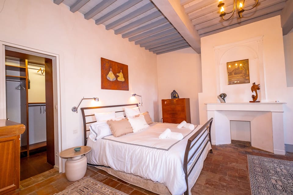 Floor 1 - Suite 3 beds 180 cm, bathroom with bathtub and shower