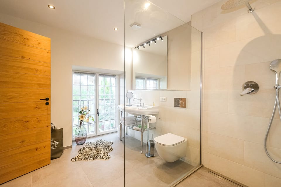 27m² suite - 200x200cm bed - wardrobe - clothes hangers - south/west-facing terrace - shower room with walk-in shower - vanity unit - mirror - hairdryer - towel rail - towels provided.