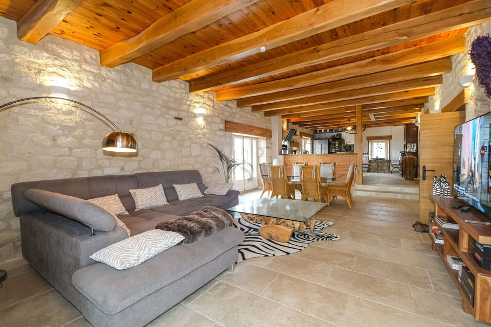 Large, bright room opening onto the kitchen - Table for 6 - Corner sofa - Glass coffee table - TV