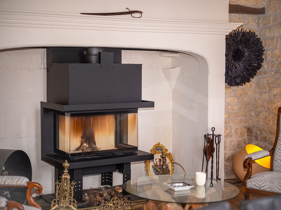 Bright room - Large dining table for 10 people - Library: books, board games, tourist information - Fireplace (wood provided).