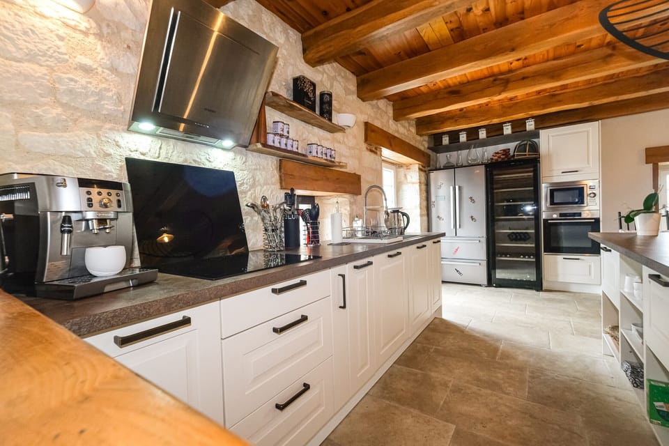 Fully equipped kitchen - Wine cellar - Toaster - Dishwasher - Coffeemaker - Kettle - Full set of cookware - Crockery and cutlery - Household linen provided.