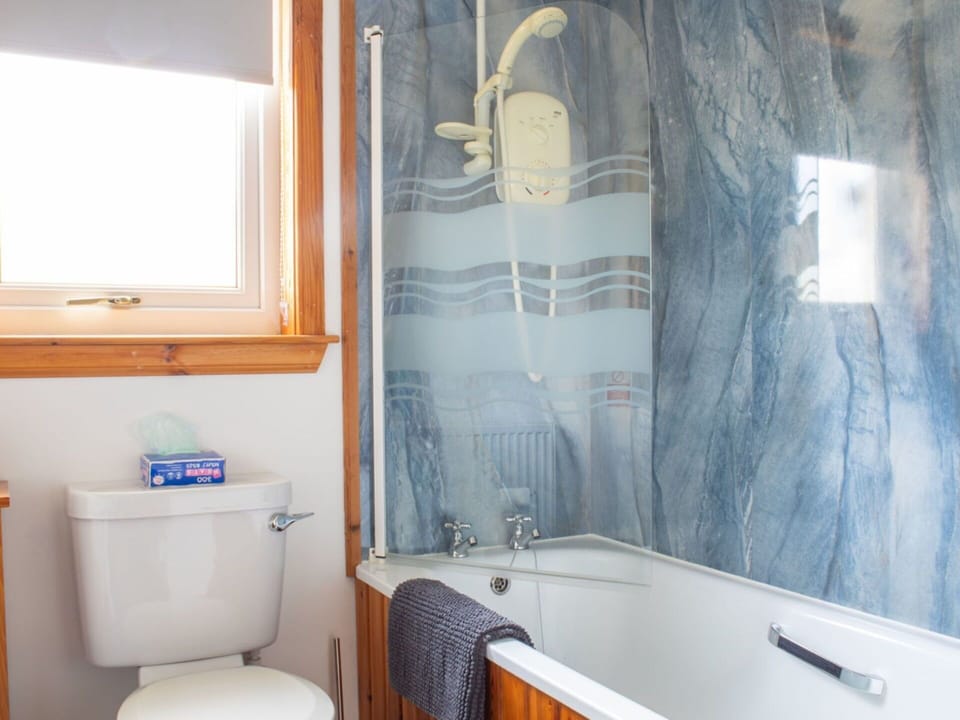 Plumbing Fixture, Bathroom, Plumbing, Bathtub, Tap, Sink, Curtain, Towel, Tile, Linens
