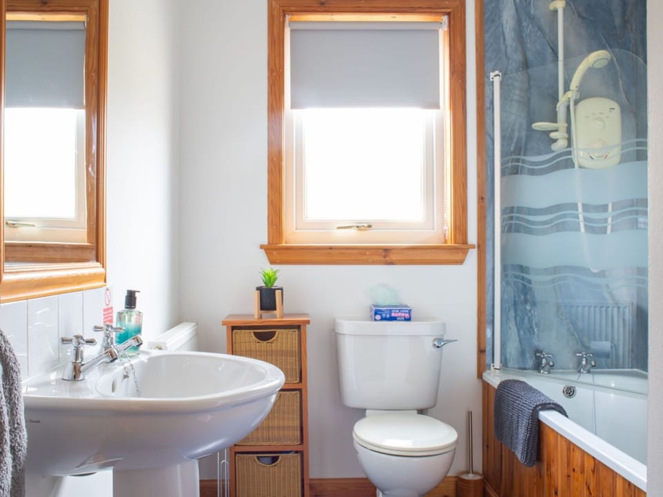 Bathroom, Plumbing Fixture, Interior Design, Bathroom Sink, Flooring, Sink, Tap, Plumbing, Floor, Mirror