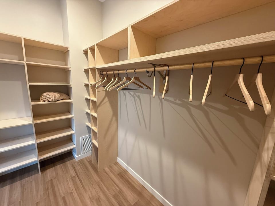 Walk in closet  - Rojo Retreat Sedona - Vivid Sedona - Walk in closet  - Rojo Retreat Sedona - Vivid Sedona