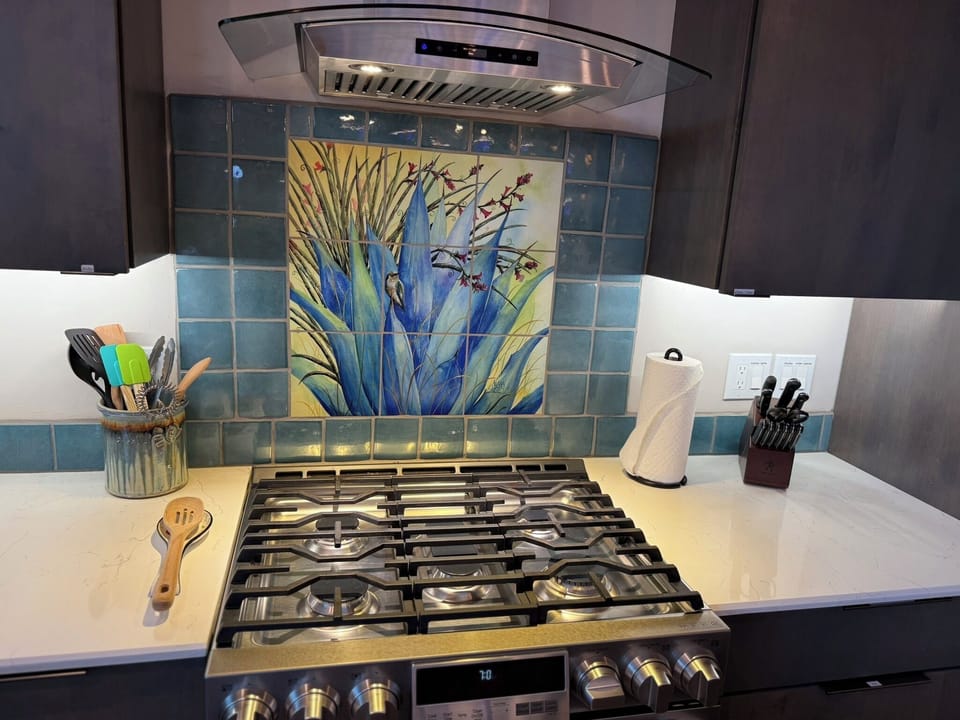 4 Stove Top with Back Splash  - Rancho Rojo  - Rojo Retreat Sedo - 4 Stove Top with Back Splash  - Rojo Retreat Sedona - Vivid Sedona